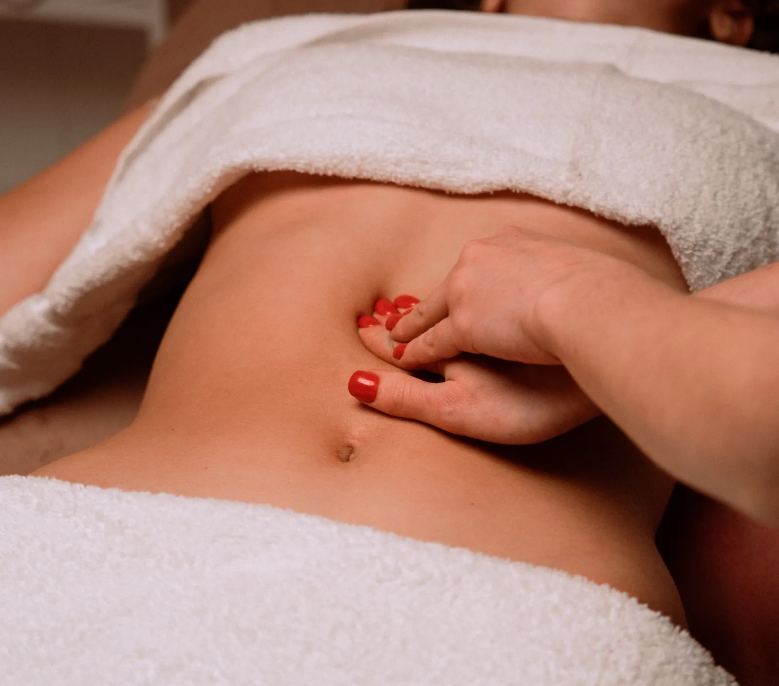 Body-focused slimming massage with invigorating smoothing strokes